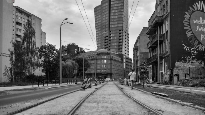 Fotografia. Szczecin na co dzień. 20.06.2023. Torami do hotelu Dana i Hanza Tower w Szczecinie